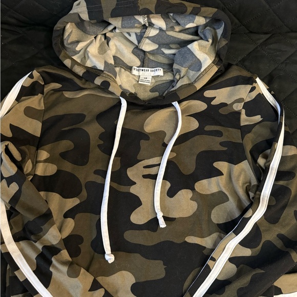 1 camouflage legging and 2 camouflage long sleeve hoodies (one says ‘Queen’ - Picture 6 of 6